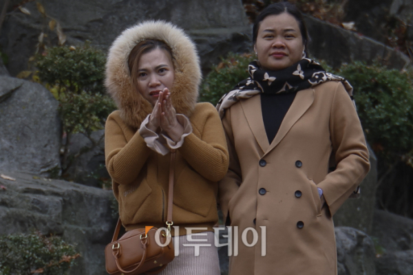 ▲서울 아침 기온이 7도까지는 떨어지는 등 추운 날씨를 보인 17일 서울 남산에서 두꺼운 외투와 방한용품으로 무장한 외국인 관광객들이 발걸음을 옮기고 있다. 기상청에 따르면 북쪽에서 내려오는 찬 공기의 영향으로 기온이 큰 폭으로 떨어지고 바람도 강하게 불어 아침 기온은 3~8도 가량 낮고 낮 기온도 전국 대부분 지역에서 5~10도 가량 낮아지겠다고 예보했다. 이날 오전 10시를 기해 영동과 충북, 호남, 경남 곳곳에는 한파주의보가 발령됐다. 조현호 기자 hyunho@