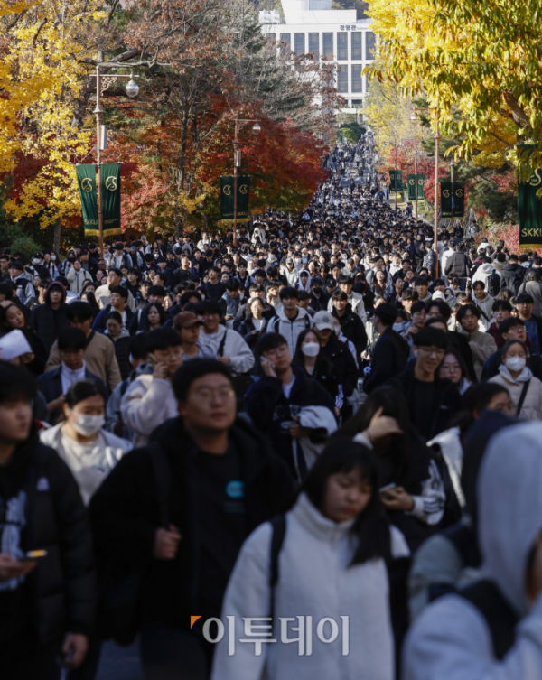 ▲서울 주요 대학의 2025학년도 수시모집 논술시험이 진행된 17일 서울 종로구 성균관대학교 인문사회캠퍼스에서 논술 시험을 마친 수험생들이 교정을 나서고 있다. 조현호 기자 hyunho@