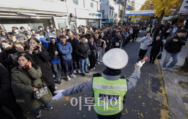 ▲서울 주요 대학의 2025학년도 수시모집 논술시험이 진행된 17일 서울 종로구 성균관대학교 인문사회캠퍼스 앞에서 경찰이 보행자 통행 통제를 하고 있다. 조현호 기자 hyunho@