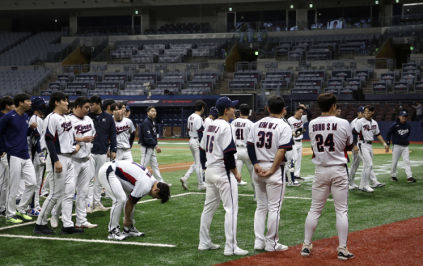 ▲6일 서울 구로구 고척스카이돔에서 2024 WBSC 프리미어12를 앞두고 열린 한국 야구대표팀과 상무의 연습경기를 마친 대한민국 선수들이 서로 격려하고 있다. (뉴시스)