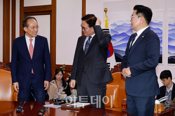 ▲우원식(가운데) 국회의장이 18일 서울 여의도 국회에서 추경호(왼쪽) 국민의힘 원내대표, 박찬대 더불어민주당 원내대표와 회동을 하고 있다. 고이란 기자 photoeran@