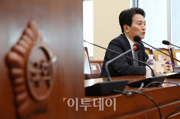 ▲박장범 한국방송공사 사장 후보자가 18일 서울 여의도 국회 과학기술정보방송통신위원회 전체회의에서 열린 청문회에서 의원 질의에 답하고 있다. 고이란 기자 photoeran@