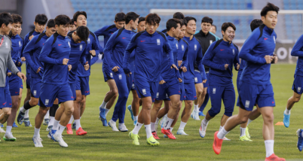 ▲11회 연속 월드컵 본선 진출을 도전하고 있는 한국 축구 국가대표팀이 2026 북중미 월드컵 아시아 3차 예선 B조 6번째 경기인 팔레스타인 전을 하루 앞두고 18일 오후(현지시간) 요르단 암만 국제경기장에서 열린 공식 훈련에 참가해 운동장을 돌고 있다. (연합뉴스)