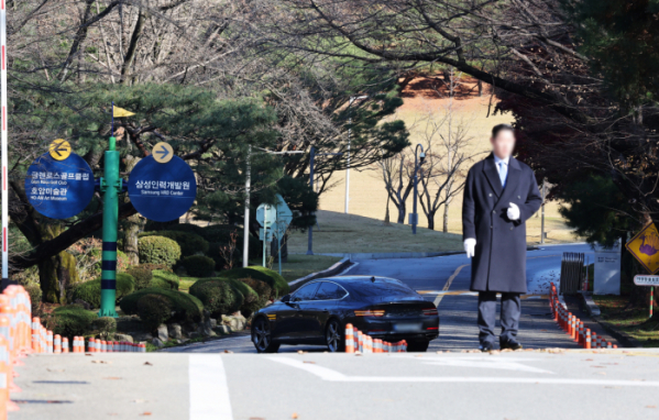 ▲호암 이병철 삼성 창업회장의 36주기 추도식이 열리는 17일 오전 경기도 용인 호암미술관 인근 선영에 차량이 오가고 있다.  (연합뉴스)