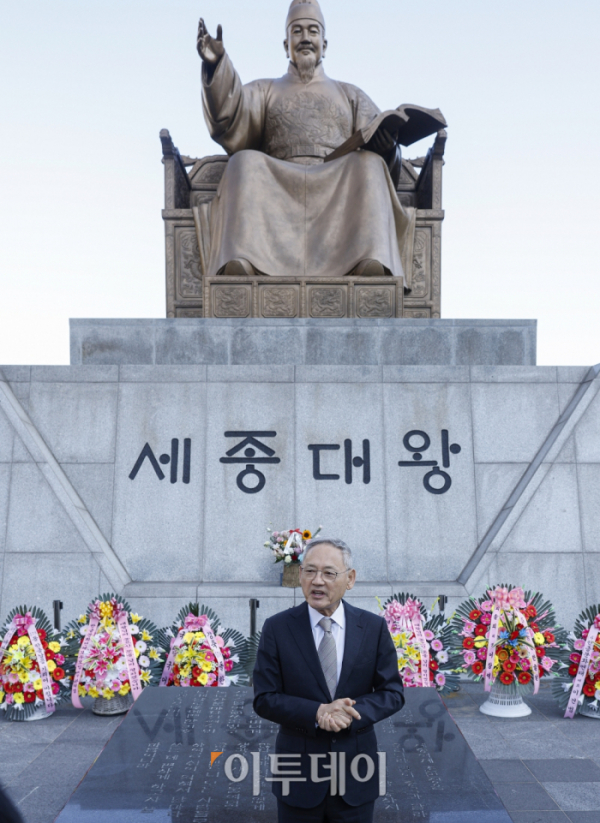 ▲유인촌 문화체육관광부 장관이 9일 서울 종로구 광화문광장 세종대왕 동상 앞에서 열린 세종대왕께 꽃 바치기 행사에서 인사말을 하고 있다. 이날 행사에는 유 장관과 김주원 한글학회장, 최홍식 세종대왕기념사업회장 등 25명이 참석했다. 조현호 기자 hyunho@ (이투데이DB)