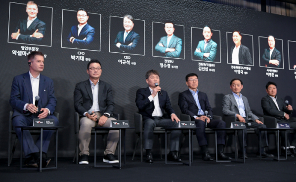 ▲19일 여의도 페어몬트 호텔에서 열린 ‘2024 CEO 인베스터 데이’에서 Q&A 세션 패널로 나선 현대모비스 경영진이 참석자들의 질문에 답하고 있다. (왼쪽부터) 악셀 마슈카 영업부문 부사장, 박기태 재경부문 전무, 이규석 사장, 정수경 전장BU 부사장, 김선섭 전동화/모듈BU 부사장, 이영국 전동화엔지니어링실 상무. (사진제공-현대모비스)