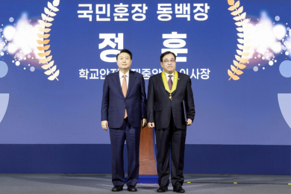 ▲국민훈장 동백장을 수훈한 정훈 이사장(사진제공=학교안전공제중앙회)