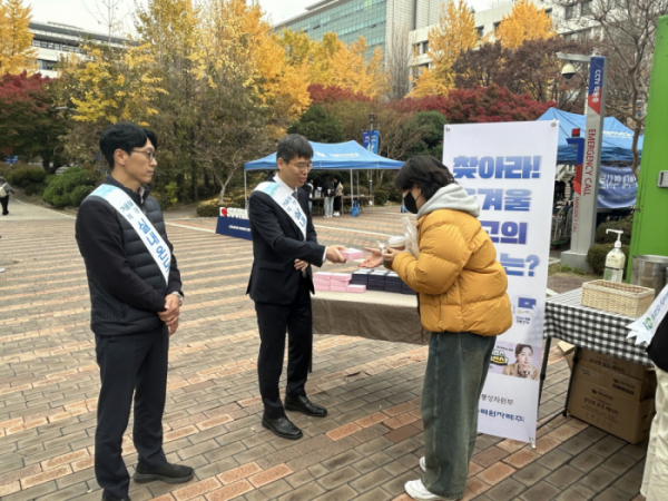 ▲김정호 한국수력원자력 홍보실장이 20일 서울 숙명여자대학교에서 '겨울철 에너지절약 캠페인'을 벌이고 있다. (사진제공=한국수력원자력)