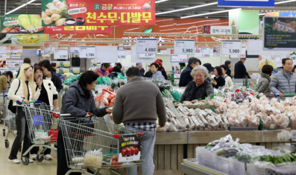 ▲지난달 공산품 등이 올랐으나 농산물이 10% 넘게 내리면서 전체 생산자물가가 소폭 하락한 것으로 나타났다. 한국은행이 20일 발표한 10월 생산자물가지수는 9월(119.16)보다 0.1% 하락한 119.02(2020년 수준 100)로 집계됐다. 석 달 연속 하락세다. 지난해 10월보다는 1.0% 올라 전년 동월 대비 기준으로 15개월째 상승세를 유지했다. 전월 대비 등락률을 품목별로 보면, 농산물(-10.5%)과 축산물(-9.1%) 등을 포함한 농림수산품이 8.7% 낮아졌다. 세부 품목 중에서는 배추(-46.1%), 시금치(-62.1%) 등 채소와 돼지고기(-16.7%), 닭고기(-7.8%) 등 축산물, 플래시메모리(-13.9%)가 많이 내렸다. 이날 서울의 한 대형마트에서 시민들이 농산물을 살펴보고 있다. 신태현 기자 holjjak@