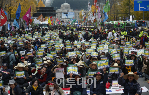 ▲농민의길과 윤석열정권 퇴진 운동본부가 20일 서울 중구 숭례문 인근에서 열린 농업파괴 농민말살 윤석열 퇴진! 전국농민대회 2차 퇴진 총궐기 대회에서 구호를 외치고 있다. 조현호 기자 hyunho@