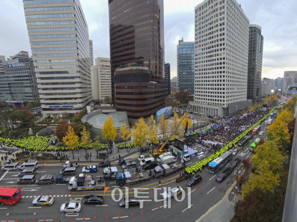 ▲농민의길과 윤석열정권 퇴진 운동본부가 20일 서울 중구 숭례문 인근에서 농업파괴 농민말살 윤석열 퇴진! 전국농민대회 2차 퇴진 총궐기 대회를 하고 있다. 조현호 기자 hyunho@