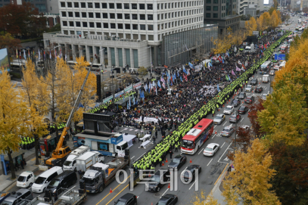 ▲농민의길과 윤석열정권 퇴진 운동본부가 20일 서울 중구 숭례문 인근에서 농업파괴 농민말살 윤석열 퇴진! 전국농민대회 2차 퇴진 총궐기 대회를 하고 있다. 조현호 기자 hyunho@