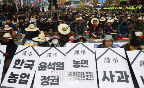 ▲농민의길과 윤석열정권 퇴진 운동본부가 20일 서울 중구 숭례문 인근에서 농업파괴 농민말살 윤석열 퇴진! 전국농민대회 2차 퇴진 총궐기 대회를 하고 있다. 조현호 기자 hyunho@