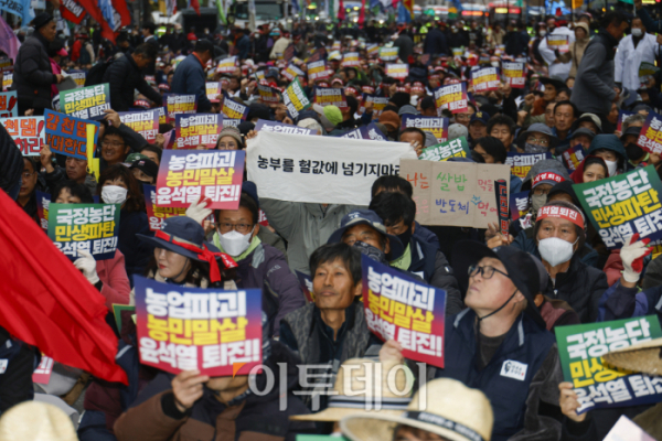 ▲농민의길과 윤석열정권 퇴진 운동본부가 20일 서울 중구 숭례문 인근에서 열린 농업파괴 농민말살 윤석열 퇴진! 전국농민대회 2차 퇴진 총궐기 대회에서 구호를 외치고 있다. 조현호 기자 hyunho@