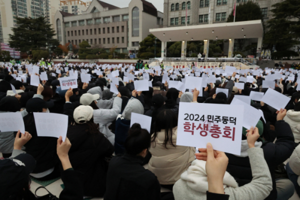 ▲20일 오후 서울 성북구 동덕여대 학생들이 교내 운동장에서 학생총회를 열고 '동덕여대의 공학 전환'과 관련 찬반투표를 하고 있다.  (연합뉴스)