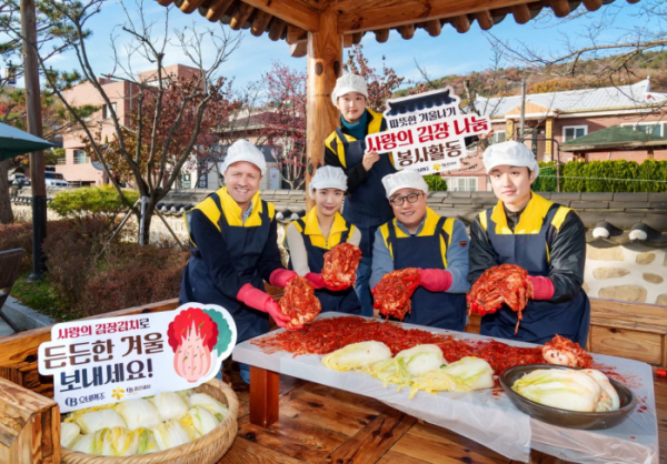 ▲19일 서울 강남구 자곡동에 있는 못골한옥어린이도서관에서 배하준 오비맥주 대표(왼쪽 첫번째), 구자범 법무정책홍보부문 수석부사장(왼쪽 세번째), 임직원 봉사단이 김치를 만들며 기념사진을 찍고 있다. (사진제공=오비맥주)