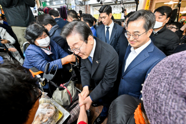 ▲이재명 더불어민주당 대표와 김동연 경기도지사가 21일 경기도 수원시 못골시장을 방문해 상인들과 인사하고 있다. (뉴시스)