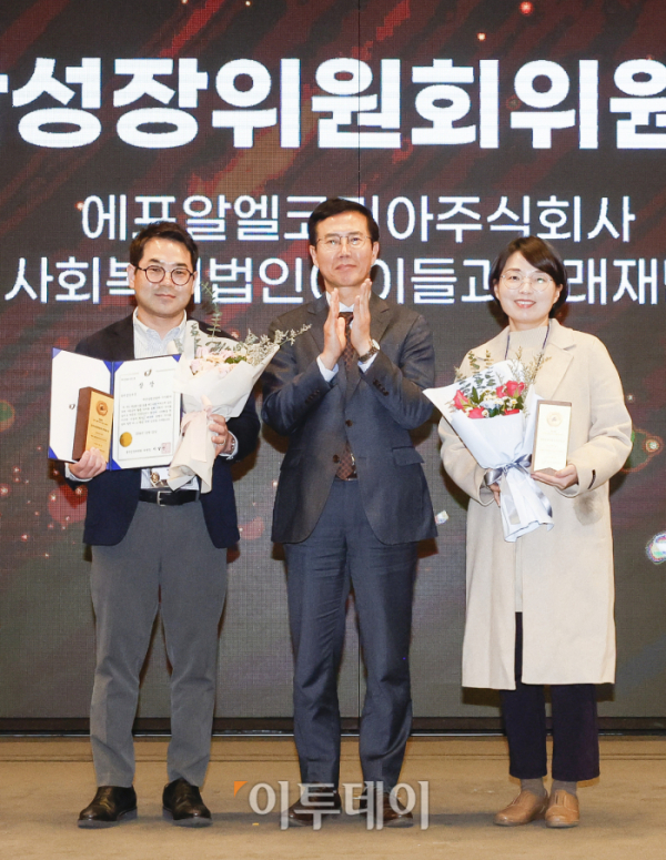 ▲21일 서울 영등포구 중소기업중앙회에서 열린 '2024 CSR 필름 페스티벌 어워드’에서 김지훈(왼쪽) 에프알엘코리아 홍보실장과 노유진 사회복지법인 아이들과미래재단 사업팀장이 박치형(가운데) 동반성장위원회 운영처장에게 동반성장위원회 위원장상 동반성장 부문을 수상한 뒤 기념촬영을 하고 있다. 경제신문 이투데이가 주최한 이 행사는 한 해 동안 사회적 가치 창출을 위한 CSR 활동 발자취를 공모하고 그 업적을 격려하기 위해 마련된 자리로 2012년 첫걸음을 내디뎌 올해로 13회째를 맞이했다. 조현호 기자 hyunho@