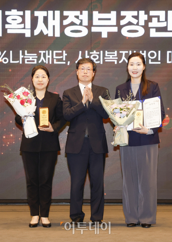 ▲21일 서울 영등포구 중소기업중앙회에서 열린 '2024 CSR 필름 페스티벌 어워드’에서 정명화(오른쪽) 포스코1%나눔재단 리더와 안연진 사회복지법인 따뜻한 동행 본부장이 신재식(가운데) 기획재정부 정책조정기획관에게 기획재정부 장관상 상생협력 부문을 수상한 뒤 기념촬영을 하고 있다. 경제신문 이투데이가 주최한 이 행사는 한 해 동안 사회적 가치 창출을 위한 CSR 활동 발자취를 공모하고 그 업적을 격려하기 위해 마련된 자리로 2012년 첫걸음을 내디뎌 올해로 13회째를 맞이했다. 조현호 기자 hyunho@