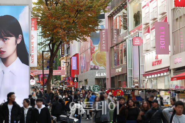 ▲21일 서울 명동 거리가 관광객들로 북적이고 있다. 고이란 기자 photoeran@