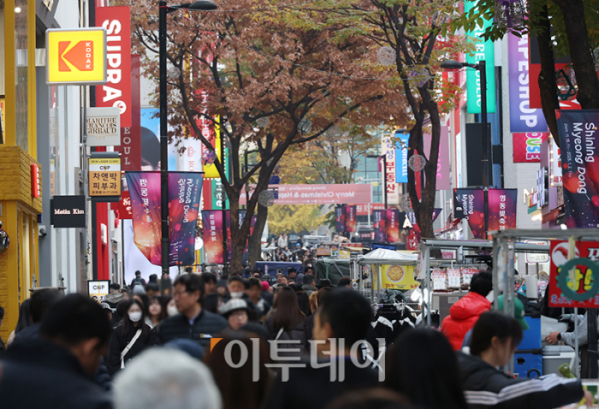 ▲21일 서울 명동 거리가 관광객들로 북적이고 있다. 고이란 기자 photoeran@