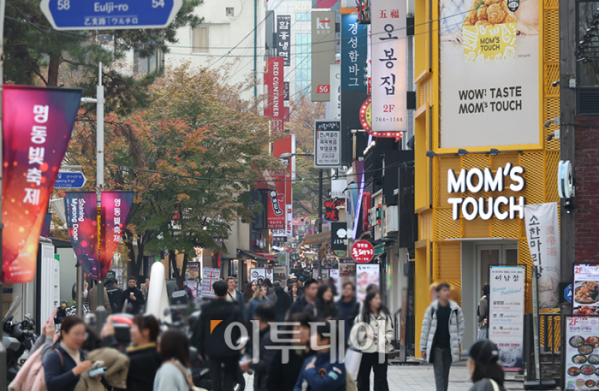 ▲21일 서울 명동 거리가 관광객들로 북적이고 있다. 고이란 기자 photoeran@