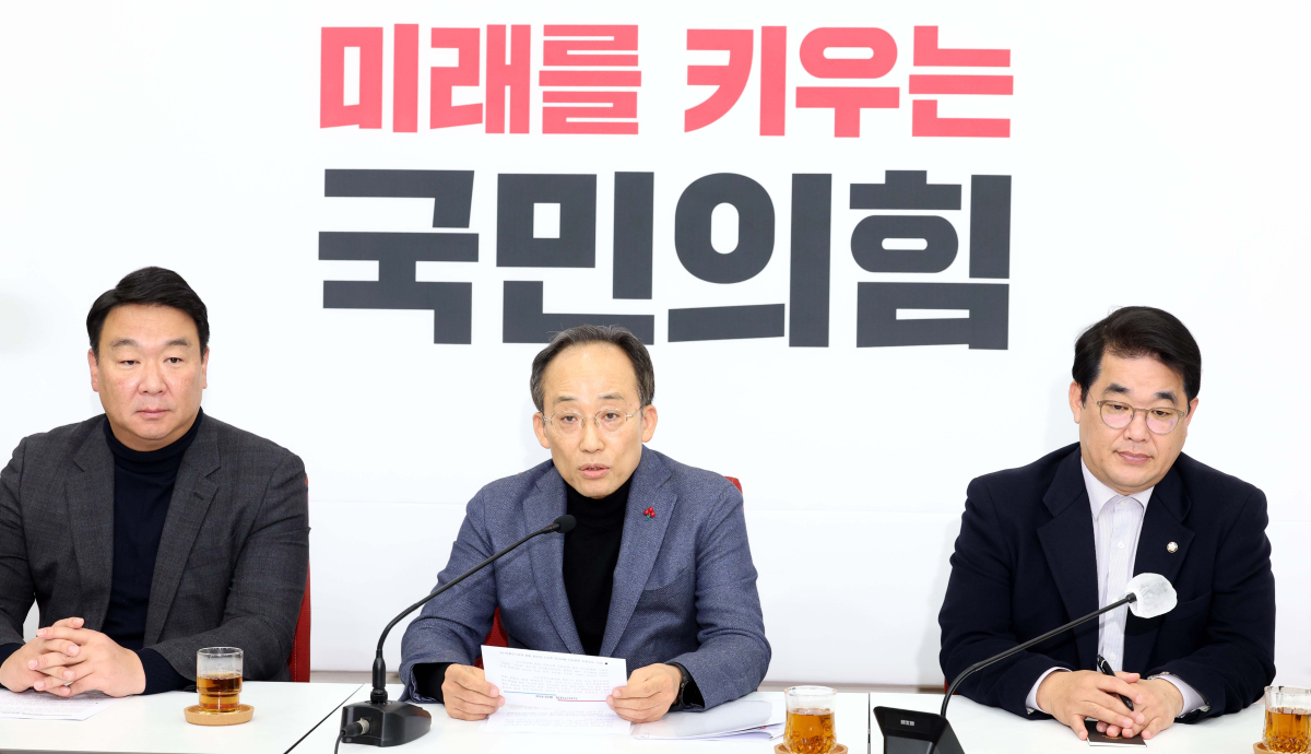 ▲추경호 국민의힘 원내대표가 1일 서울 여의도 국회에서 기자간담회를 갖고 예산안 등에 대한 입장을 밝히고 있다. 신태현 기자 holjjak@