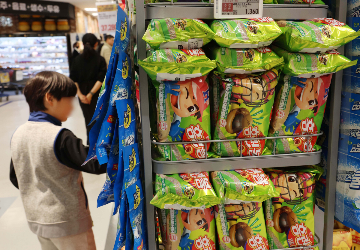 ▲기후변화로 초콜릿 원재료인 카카오 가격이 치솟으면서 국내 제과 업계도 줄줄이 가격 인상에 나선 1일 서울의 한 대형마트에 초코 과자가 진열돼 있다. 이날부터 오리온은 초콜릿 원료 비중이 높은 초코송이 가격을 1000원에서 1200원으로 올리는 등 13개 제품 가격을 10∼20％까지 인상했다. 특히 초콜릿 제품 투유의 경우 30％ 이상 가격 인상이 불가피하다며 당분간 제품 공급을 중단하기로 했다. 해태제과는 홈런볼과 포키 등 10개 제품 가격을 평균 8％ 이상 올렸다. 이 같은 가격 인상은 기후변화로 초콜릿 원료인 카카오가 귀해진 영향으로 카카오를 가공한 코코아 가격은 1년 사이 127％나 올랐다. 신태현 기자 holjjak@