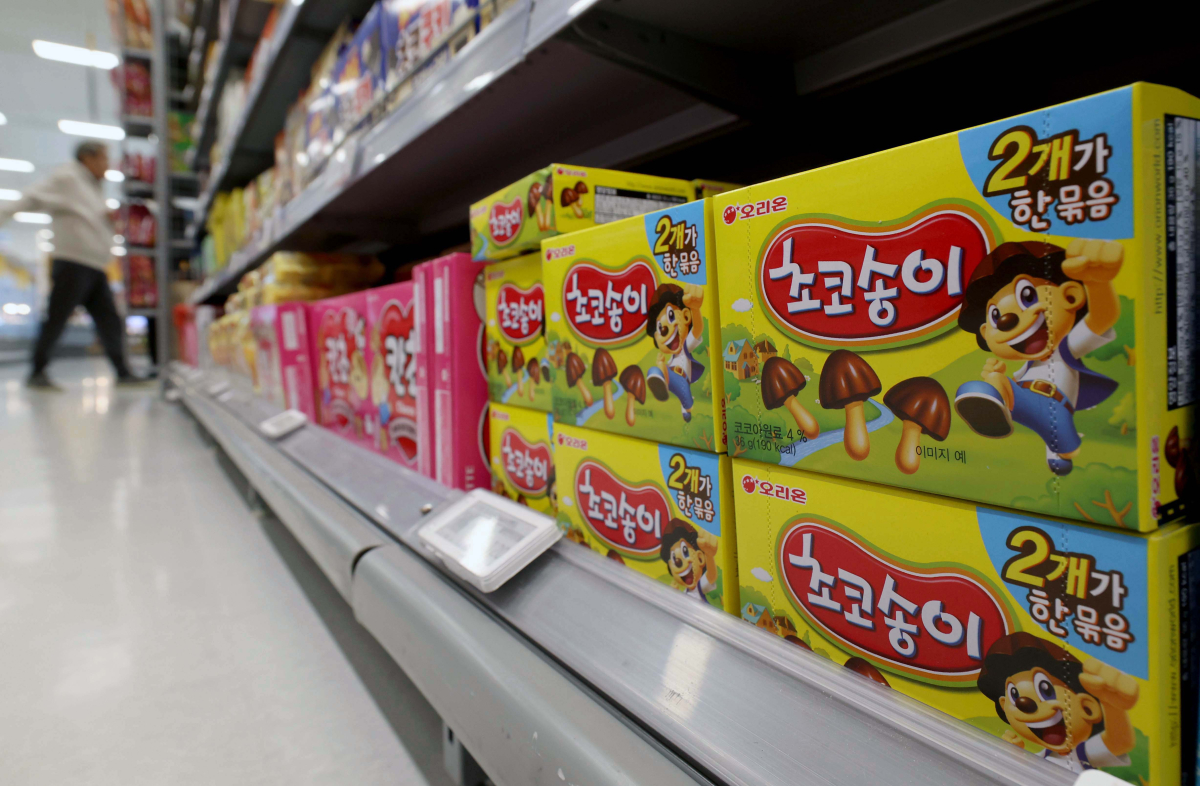 ▲기후변화로 초콜릿 원재료인 카카오 가격이 치솟으면서 국내 제과 업계도 줄줄이 가격 인상에 나선 1일 서울의 한 대형마트에 초코 과자가 진열돼 있다. 이날부터 오리온은 초콜릿 원료 비중이 높은 초코송이 가격을 1000원에서 1200원으로 올리는 등 13개 제품 가격을 10∼20％까지 인상했다. 특히 초콜릿 제품 투유의 경우 30％ 이상 가격 인상이 불가피하다며 당분간 제품 공급을 중단하기로 했다. 해태제과는 홈런볼과 포키 등 10개 제품 가격을 평균 8％ 이상 올렸다. 이 같은 가격 인상은 기후변화로 초콜릿 원료인 카카오가 귀해진 영향으로 카카오를 가공한 코코아 가격은 1년 사이 127％나 올랐다. 신태현 기자 holjjak@