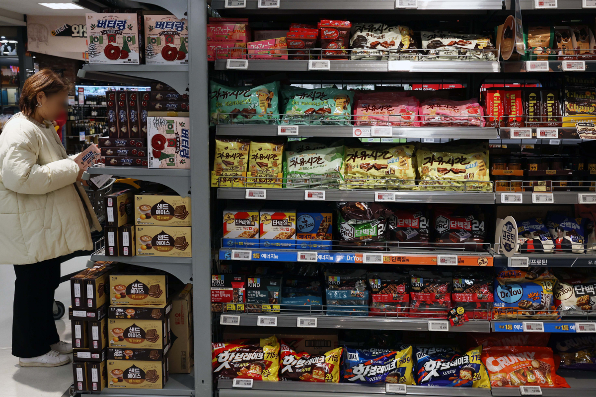 ▲기후변화로 초콜릿 원재료인 카카오 가격이 치솟으면서 국내 제과 업계도 줄줄이 가격 인상에 나선 1일 서울의 한 대형마트에 초코 과자가 진열돼 있다. 이날부터 오리온은 초콜릿 원료 비중이 높은 초코송이 가격을 1000원에서 1200원으로 올리는 등 13개 제품 가격을 10∼20％까지 인상했다. 특히 초콜릿 제품 투유의 경우 30％ 이상 가격 인상이 불가피하다며 당분간 제품 공급을 중단하기로 했다. 해태제과는 홈런볼과 포키 등 10개 제품 가격을 평균 8％ 이상 올렸다. 이 같은 가격 인상은 기후변화로 초콜릿 원료인 카카오가 귀해진 영향으로 카카오를 가공한 코코아 가격은 1년 사이 127％나 올랐다. 신태현 기자 holjjak@