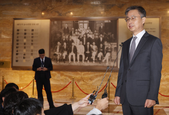 ▲최재해 감사원장이 29일 오전 서울 여의도 국회 로텐더홀에서 자신에 대한 탄핵 추진 관련 취재진의 질문에 답변을 하고 있다. 민주당은 다음 달 4일 본회의에서 이창수 서울중앙지검장과 최 원장 등에 대한 탄핵안을 처리한다는 방침이다. (뉴시스)