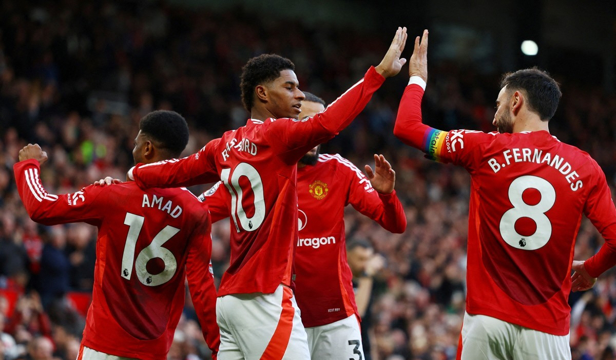 ▲1일(한국시간) 영국 맨체스터에 있는 올드 트래퍼드에서 열린 맨체스터유나이티드와 에버턴의 2024-2025 잉글리시 프리이머리그(EPL) 경기에서 맨유 선수들이 4-0 승리 후 환호하고 있다. (로이터/연합뉴스)