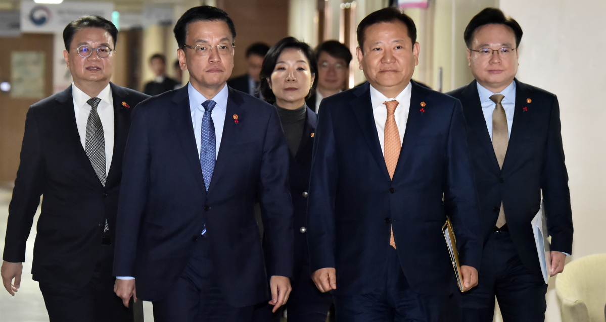 ▲최상목(앞줄 왼쪽) 부총리 겸 기획재정부 장관이 2일 서울 종로구 정부서울청사에서 야당 단독감액안과 관련한 정부 입장에 대해 관계부처 장관들과 합동 브리핑을 하기 위해 회의실로 들어서고 있다. 신태현 기자 holjjak@