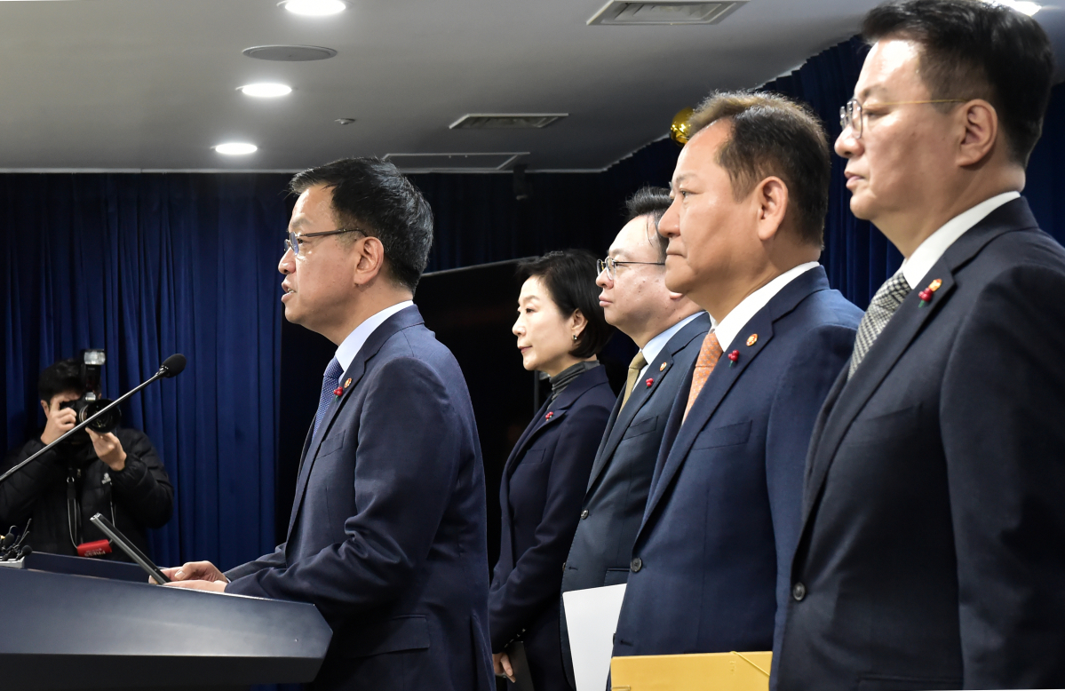 ▲최상목 부총리 겸 기획재정부 장관이 2일 서울 종로구 정부서울청사에서 야당 단독감액안과 관련한 정부 입장에 대해 관계부처 장관들과 합동 브리핑을 하고 있다. 신태현 기자 holjjak@