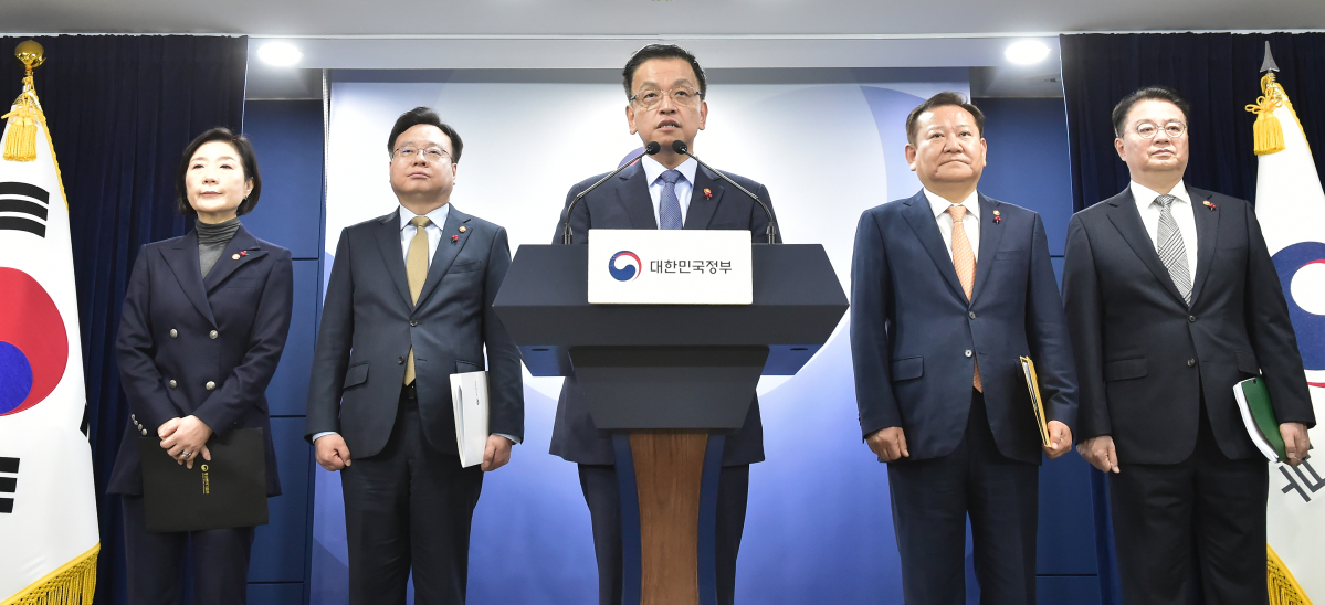 ▲최상목 부총리 겸 기획재정부 장관이 2일 서울 종로구 정부서울청사에서 야당 단독감액안과 관련한 정부 입장에 대해 관계부처 장관들과 합동 브리핑을 하고 있다. 신태현 기자 holjjak@