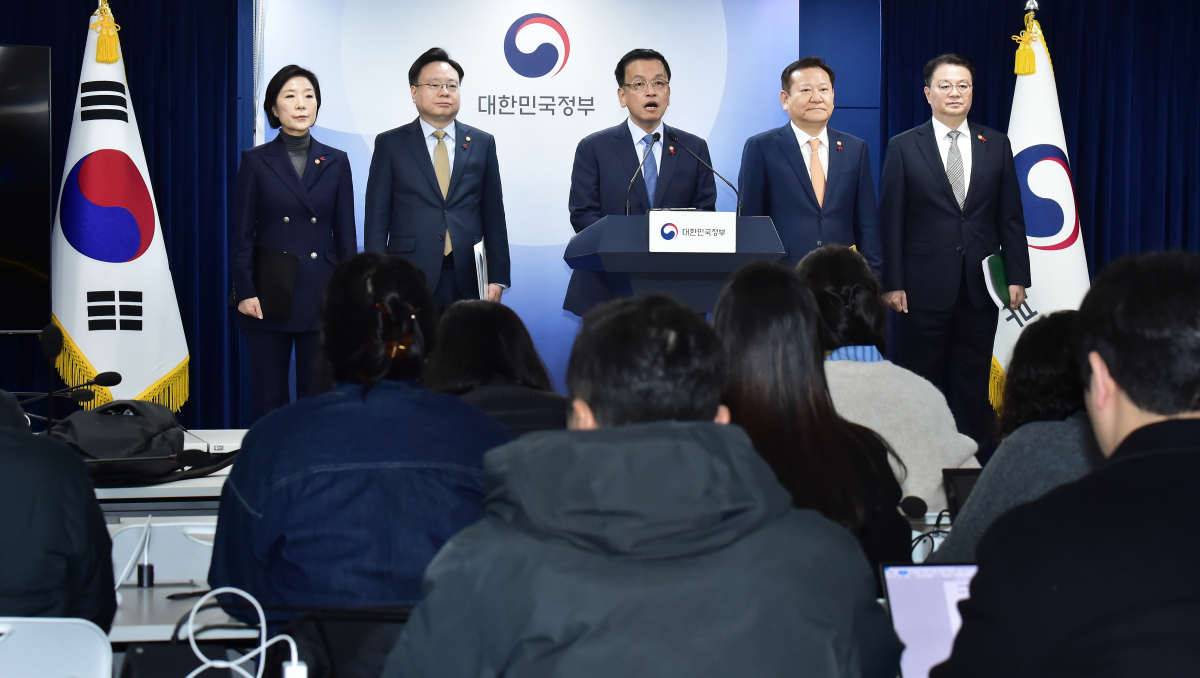 ▲최상목 부총리 겸 기획재정부 장관이 2일 서울 종로구 정부서울청사에서 야당 단독감액안과 관련한 정부 입장에 대해 관계부처 장관들과 합동 브리핑을 하고 있다. 신태현 기자 holjjak@