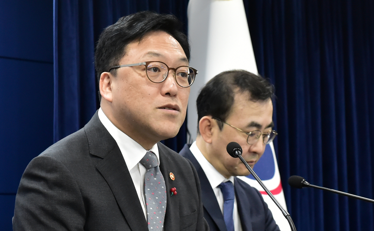 ▲김병환 금융위원회 위원장이 2일 서울 종로구 정부서울청사에서 일반주주 이익 보호 강화를 위한 자본시장법 개정방향에 대한 브리핑을 하고 있다. 신태현 기자 holjjak@