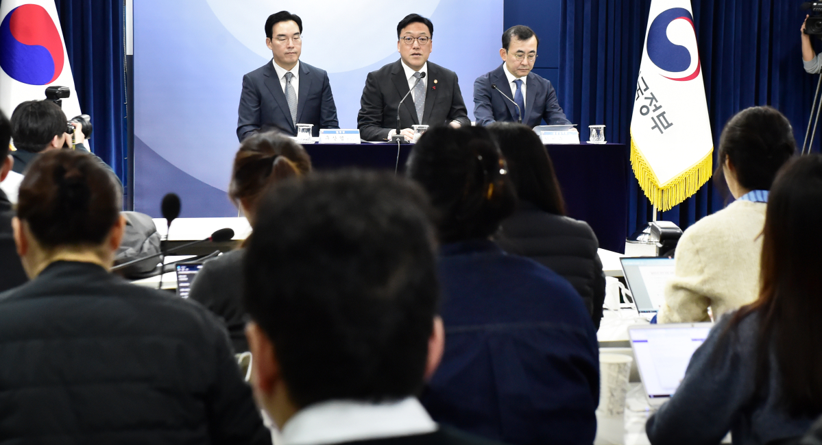 ▲김병환 금융위원회 위원장이 2일 서울 종로구 정부서울청사에서 일반주주 이익 보호 강화를 위한 자본시장법 개정방향에 대한 브리핑을 하고 있다. 신태현 기자 holjjak@