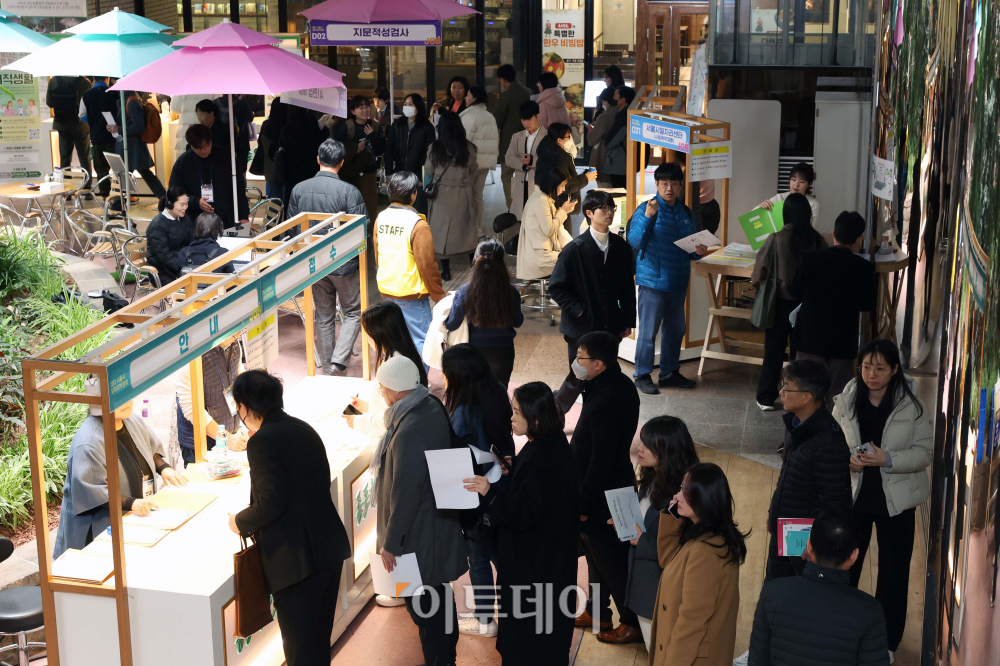 ▲지난달 20일 서울 종로구 종각역 태양의광장에서 열린 ‘2024 서울시 일자리박람회 잡(JOB)다(多)(잡다 박람회)’ 행사장이 구직자들로 붐비고 있다. 서울시가 취업난을 겪는 예비취업자들에게 일자리 정보제공과 우수 인력 채용을 원하는 기업과 만날 기회를 제공하기 위해 올해 처음 마련한 잡다 박람회에선 중견‧강소기업 총 40개(기업부스 15개, 채용연계기업 25개)가 참여해 200명을 채용한다.  (신태현 기자 holjjak@)