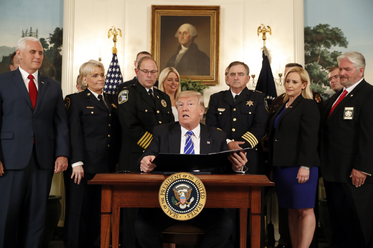 ▲도널드 트럼프 미국 대통령 당선인이 1기 행정부 시절인 2017년 6월 2일(현지시간) 백악관에서 법안에 서명하기 전 발언하고 있다. 워싱턴D.C./AP뉴시스