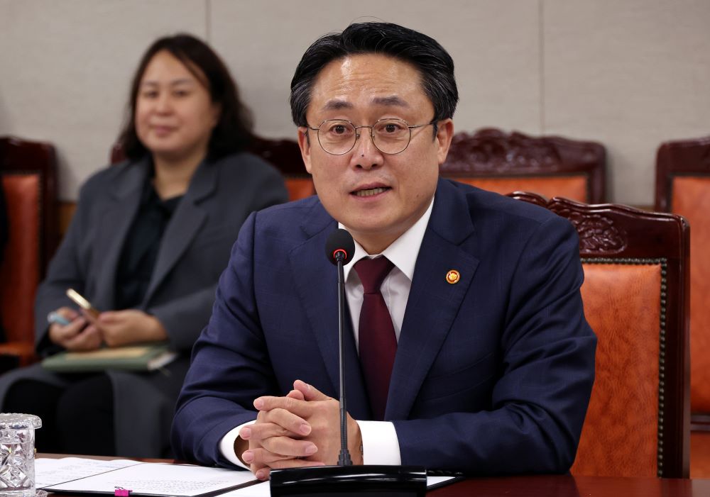 ▲강도형 해양수산부 장관이 1일 세종시 정부세종청사에서 열린 수산 양식 분야 기후변화 대응 전문가 회의에서 조양기 서울대 교수, 김도훈 부경대 교수, 손상연 고려대 교수 등 참석자들과 기후변화 대응책을 논의하고 있다. (뉴시스)