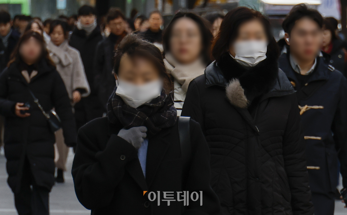 ▲전국 대부분 지역에서 아침 기온이 영하권으로 떨어진 3일 서울 영등포구 여의도역 일대에서 두꺼운 외투를 입은 시민들이 발걸음을 재촉하고 있다. 기상청에 따르면 전날 밤부터 북쪽에서 찬 공기가 남하하면서 아침 기온은 전날보다 5~10도가량 떨어질 것으로 예보했다. 인천에는 한파특보가 발효됐다. 조현호 기자 hyunho@
