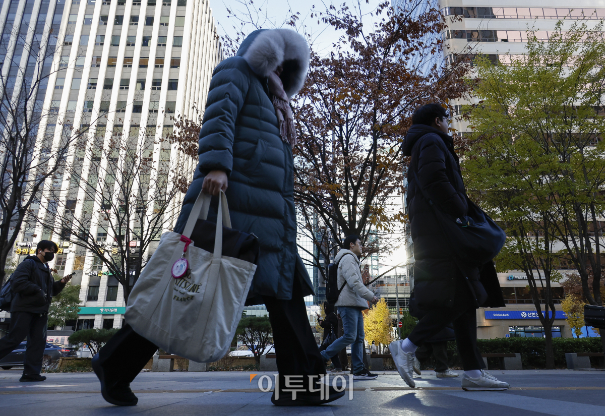 ▲전국 대부분 지역에서 아침 기온이 영하권으로 떨어진 3일 서울 영등포구 여의도역 일대에서 두꺼운 외투를 입은 시민들이 발걸음을 재촉하고 있다. 기상청에 따르면 전날 밤부터 북쪽에서 찬 공기가 남하하면서 아침 기온은 전날보다 5~10도가량 떨어질 것으로 예보했다. 인천에는 한파특보가 발효됐다. 조현호 기자 hyunho@