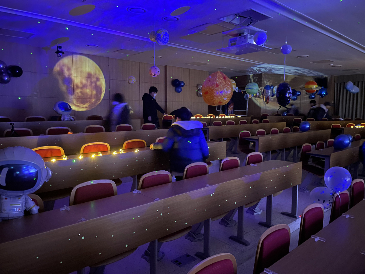 ▲한국항공대 항공우주캠프에 참가한 학생들이 천체관측 체험활동을 하고 있다. (한국항공대)