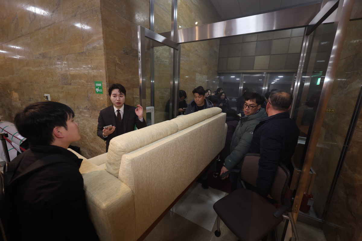 ▲윤석열 대통령이 긴급 대국민 담화를 통해 비상계엄령을 발표한 가운데 4일 서울 여의도 국회 본청으로 군 병력이 진입해 본회의장으로 향하자 보좌진들이 가구를 들고 입구를 가로막고 있다.  (뉴시스)