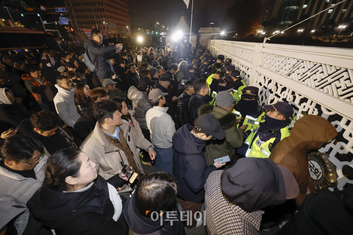 ▲윤석열 대통령이 비상계엄을 선포한 가운데 4일 서울 여의도 국회 출입문을 경찰이 통제하고 있다. 국회는 이날 본회의를 열어 비상계엄 해제 요구 결의안을 통과시켰다. 비상계엄 해제 요구 결의안은 재석 190명, 찬성 190명으로 가결됐다. 조현호 기자 hyunho@