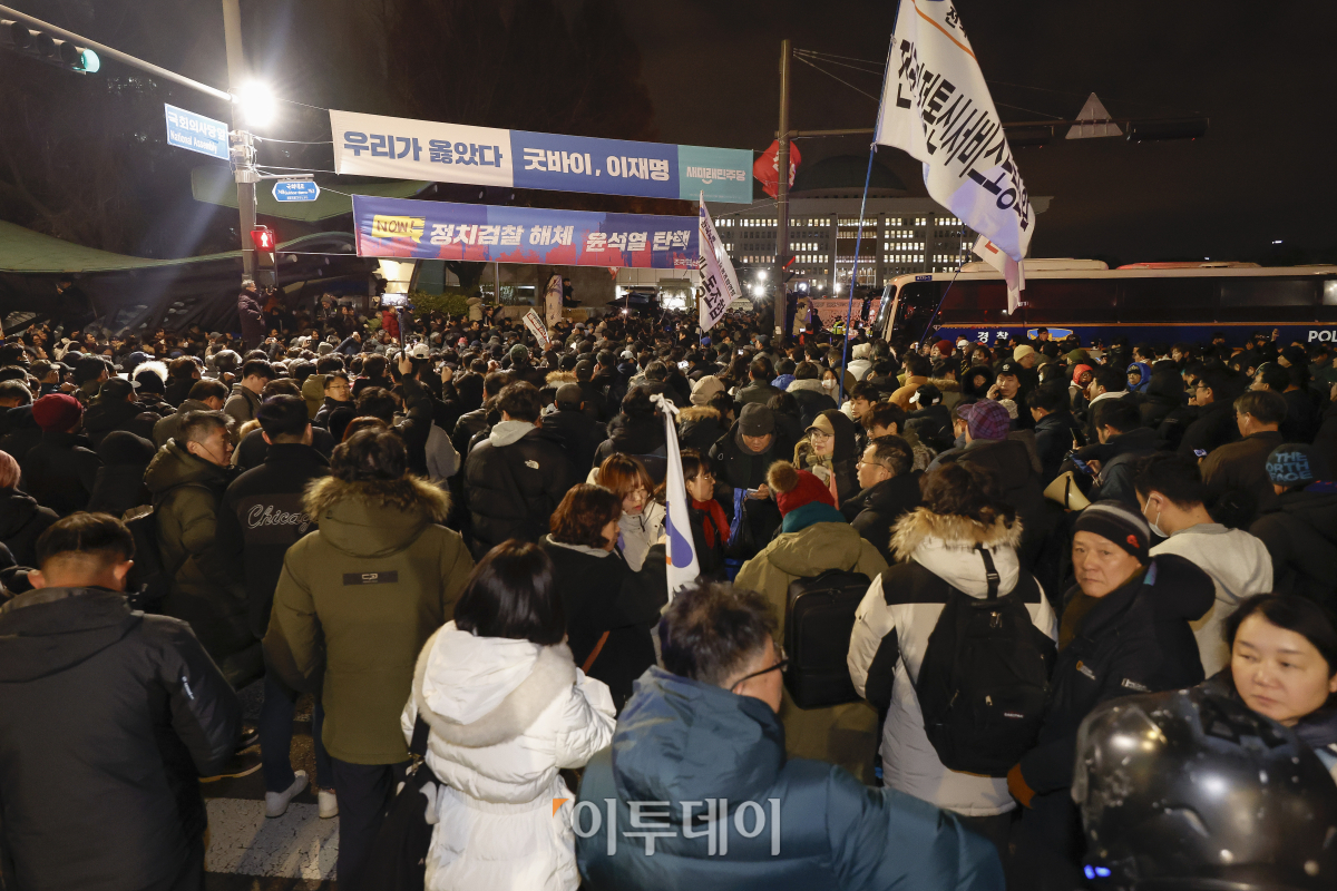 ▲윤석열 대통령이 비상계엄을 선포한 가운데 4일 서울 여의도 국회 앞에서 시민들이 비상 계엄 철회를 요구하며 구호를 외치고 있다. 국회는 이날 본회의를 열어 비상계엄 해제 요구 결의안을 통과시켰다. 비상계엄 해제 요구 결의안은 재석 190명, 찬성 190명으로 가결됐다. 조현호 기자 hyunho@