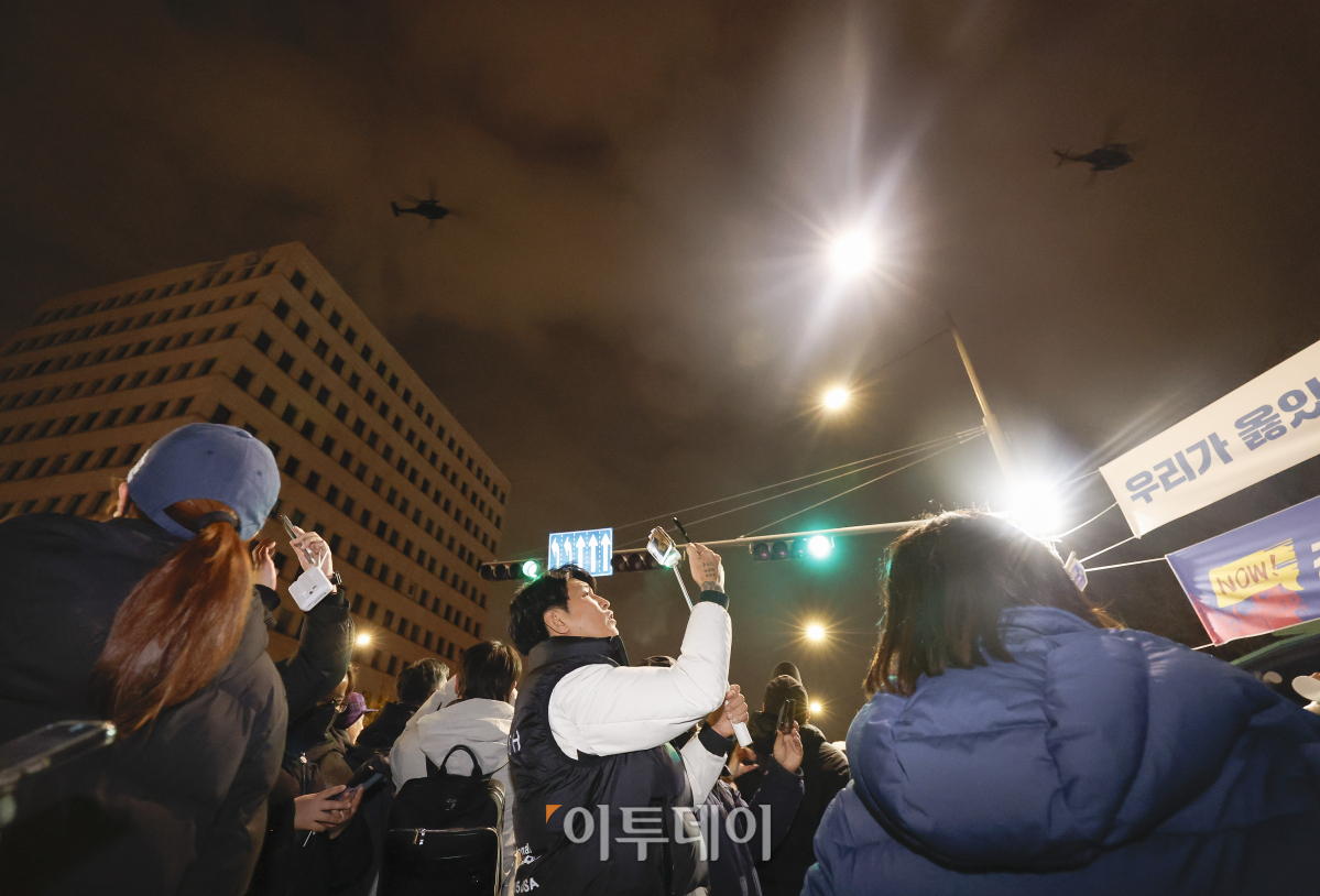 ▲윤석열 대통령이 비상계엄을 선포한 가운데 4일 서울 여의도 국회 상공에 헬기가 이동하고 있다. 국회는 이날 본회의를 열어 비상계엄 해제 요구 결의안을 통과시켰다. 비상계엄 해제 요구 결의안은 재석 190명, 찬성 190명으로 가결됐다. 조현호 기자 hyunho@