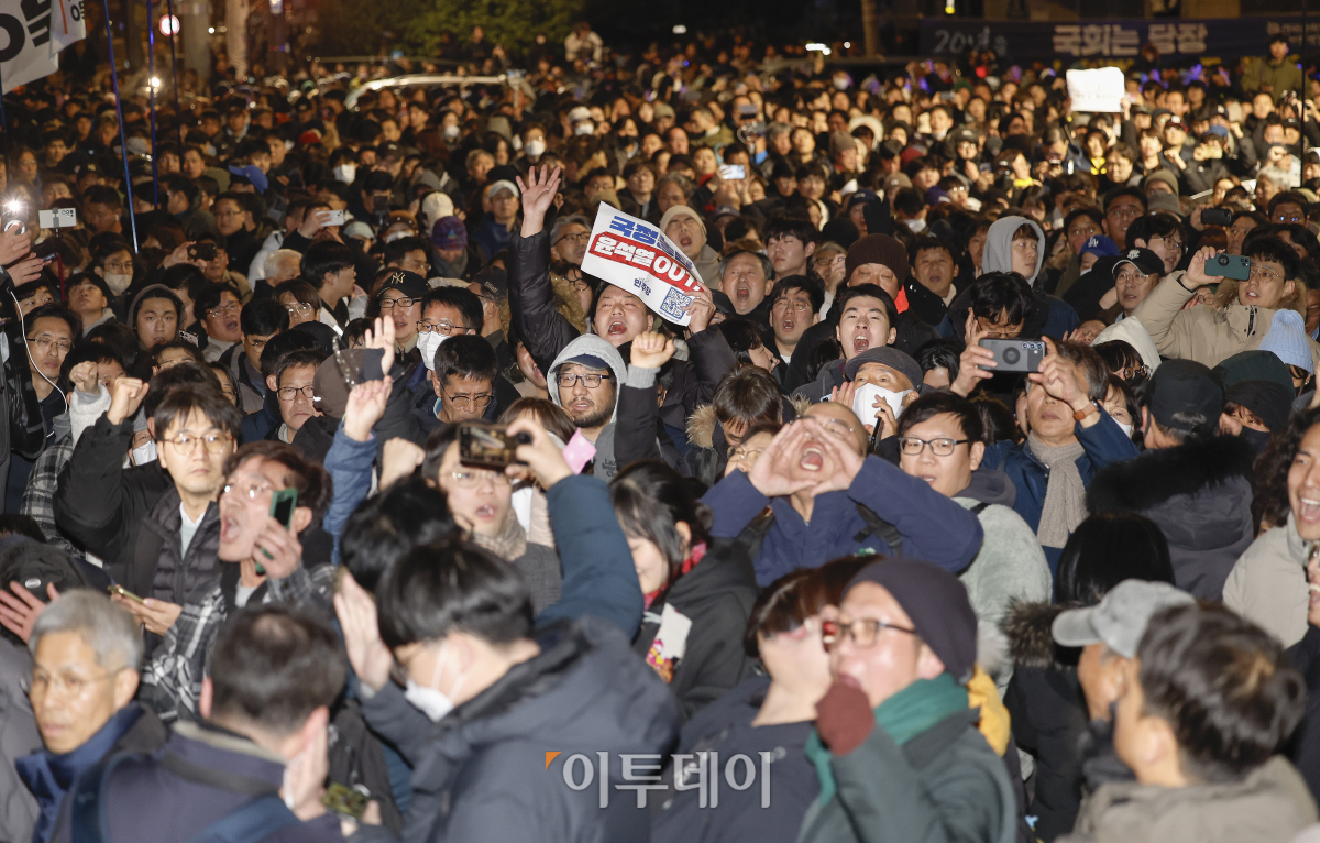 ▲윤석열 대통령이 비상계엄을 선포한 가운데 4일 서울 여의도 국회 앞에서 시민들이 비상 계엄 철회를 요구하며 구호를 외치고 있다. 국회는 이날 본회의를 열어 비상계엄 해제 요구 결의안을 통과시켰다. 비상계엄 해제 요구 결의안은 재석 190명, 찬성 190명으로 가결됐다.  (조현호 기자 hyunho@)