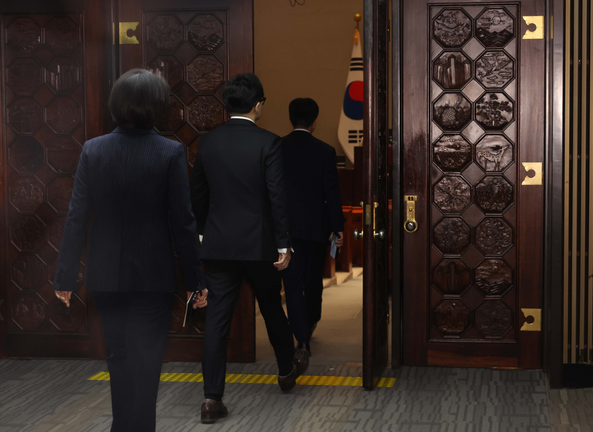 ▲한동훈 국민의힘 대표가 4일 서울 여의도 국회에서 열린 비상 의원총회에 참석하고 있다. 신태현 기자 holjjak@